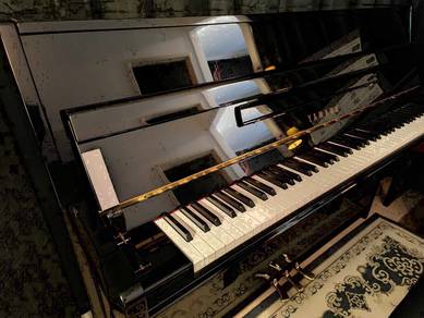 YAMAHA M108 Studio Upright Piano LIKE NEW