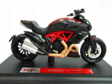 Maisto 1-18 Motorcycle DUCATI DIAVEL CARBON 2014
