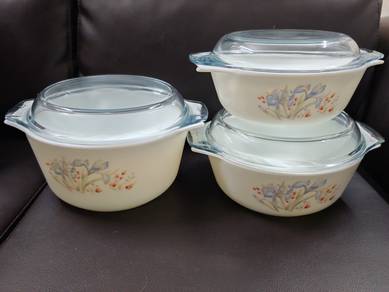Vintage Pyrex Casserole dish set/corningware