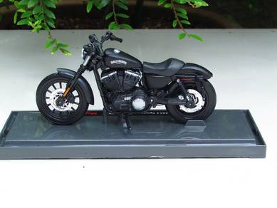 Maisto 1-18 Diecast Harley 2014 SPORTSTER Iron 883