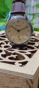 Old money never announces time