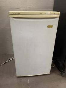 Small upright Mistral Freezer Peti Ais Beku