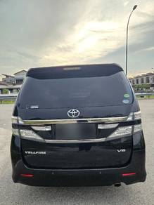 Toyota Vellfire Z in KLCC, KUL