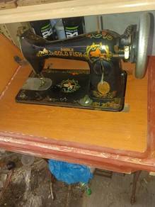 Old sawing machine 