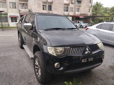 Mitsubishi Triton in Bukit Beruntung, SGR