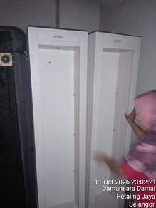 rak helmet hiasan ada papan dlm