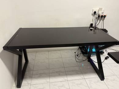 Glasses Gaming Table