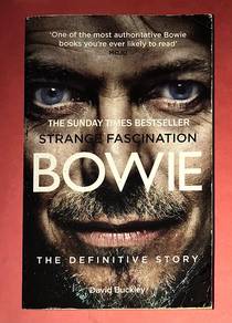 DAVID BOWIE - THE DEFINITIVE STORY BOOK Buku