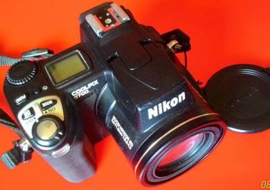 Dy Nikon Coolpix 5700 with New Battery & Bag