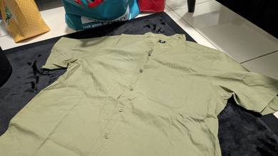 Uniqlo short sleeve shirt