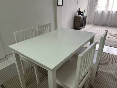 Meja Makan Putih