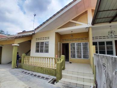 Semi-Detached House For Sale in Banting,SGR