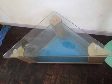 meja kaca depan TV 