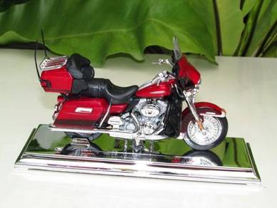 Maisto 1-18 Diecast Harley 2013 Electra Glide Red