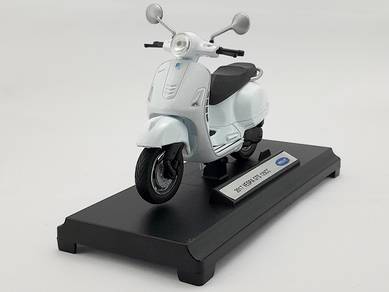 2017 Vespa GTS 125cc miniature scooter model white