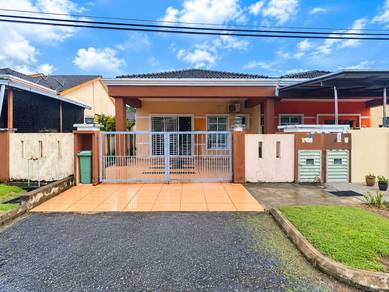 Semi-Detached House For Sale in Sikamat,NSN
