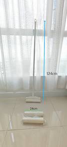 Extendable Lint Roller with Extra Refills