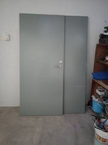Pintu Kayu berkembar