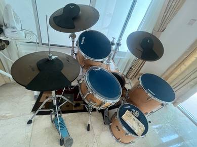 ・Yamaha drum set (Japanese brand)