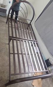 Sebuah katil Single untuk dijual 