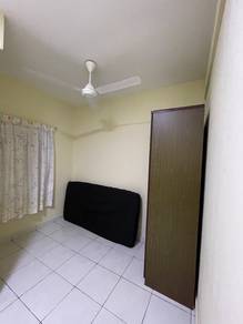 Room in Ganggarak / Merinding, LBN