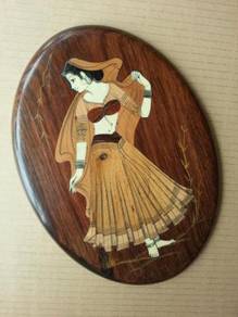 (B98) Vintage Varnished Oval Shape Wood Craft