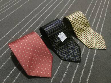 BALENCIAGA NINA RICCI BURBERRYS combo neck tie