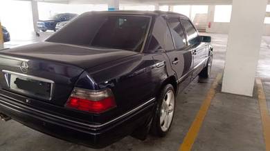 Mercedes Benz 230E in Subang Perdana, SGR