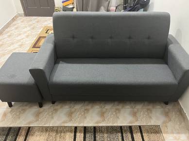 sofa dan meja makan