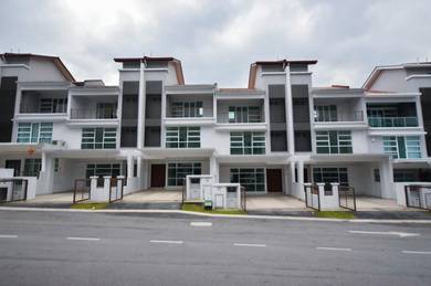 2.5-storey Terraced House For Sale in Seri Kembangan,SGR