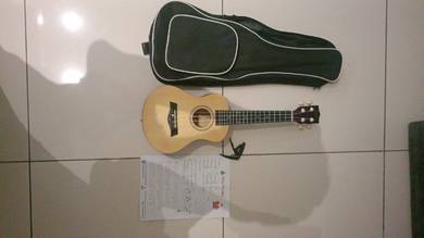 Preloved Ukulele 9/10 condition | Come with bag, c