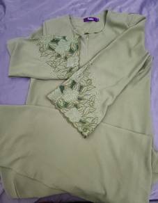 Jubah untuk dijual