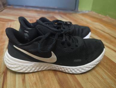 Kasut Nike Revolution Black White

