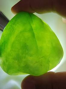 Bongkah Mentah Terkilap Jadeite Hijau Muda Ais