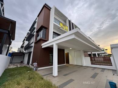 Semi-Detached House For Sale in Setia Alam,SGR