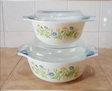 Pyrex casserole bowl 2