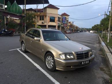 Mercedes Benz 200  in Salak Tinggi, SGR