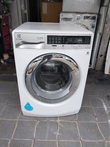 Front load hot washer 11kg Electrolux