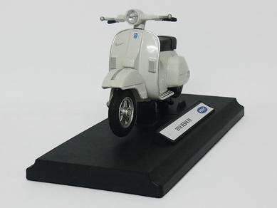 2016 Vespa PX miniature scooter model
