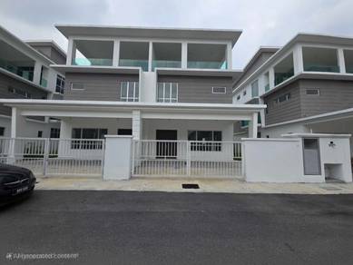 Semi-Detached House For Sale in Banting,SGR
