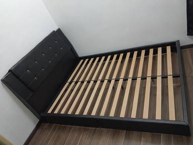 Bedframe queen size