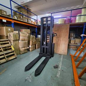 Forklift stacker 1.5 ton like new