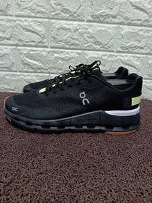 Uk9 ON Cloudnova black running