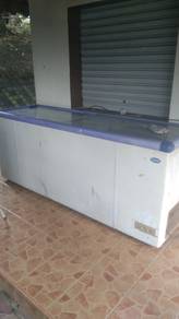 peti ais frozen cermin