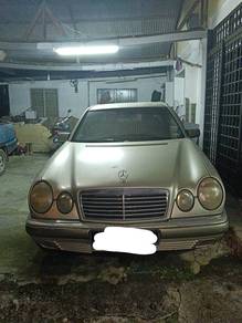 Mercedes Benz 230TE in Kulai, JHR