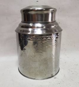 Agatha's Bester metal tea caddy / storage tin