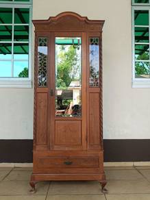 Almari peranakan antik