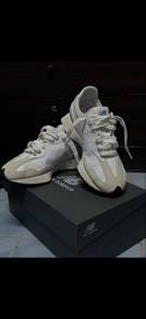 NB 327 , size UK 7.5