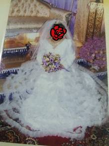 Dress/Gaun putih dan peach terpakai. 