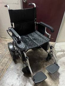 Lightweight foldable electric wheelchair